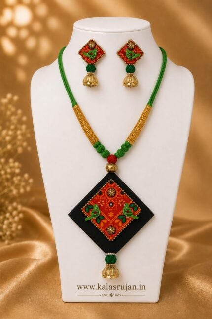 Noir Emerald Folk Diamond Set